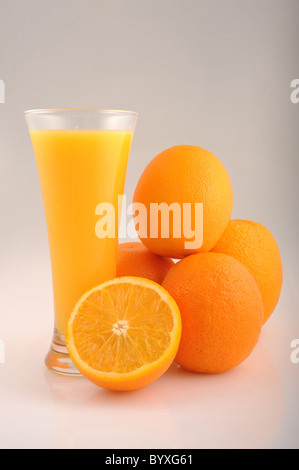 Orangensaft und Orangen Stockfoto