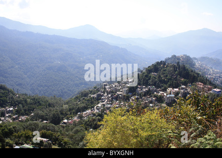 Ansicht der Stadt Gangtok von Ganesh Tok, in der Nähe von Gangtok, Sikkim, Nordost-Indien. Stockfoto