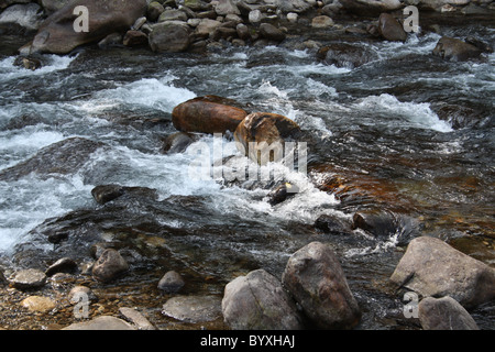 Turbulente Gewässer eine hügelige Fluss voller Felsen Stockfoto