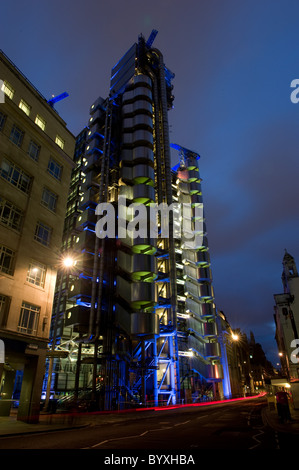 Lloyds-Gebäude in der Dämmerung an einem Winterabend mit Verkehr vorbei, City of London 2011 Stockfoto