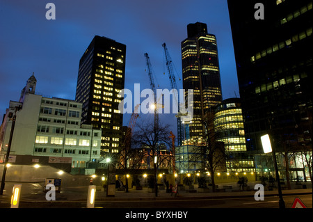 Lloyds-Gebäude in der Dämmerung an einem Winterabend mit Verkehr vorbei, City of London 2011 Stockfoto