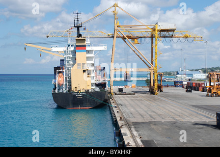 Bridgetown Barbados dockt Entladung Containerschiff Stockfoto