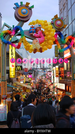 Blick entlang der Takeshita Street, einer Straße voller modischer Kleidung Geschäfte in Tokio, Japan. Stockfoto