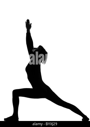 Frau Virabhadrasana Krieger postion Yoga pose Haltung Position im Silouhette auf weißen Studio-Hintergrund Stockfoto