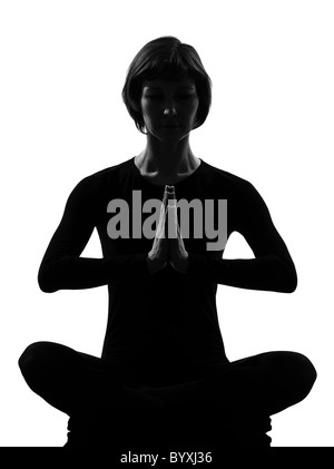 Frau Sukhasana pose Meditation Yoga Haltung Position im Silouhette auf weißen Studio-Hintergrund Stockfoto