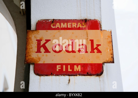 Rostige alte altmodischen Blechschild Werbung Kodak-Kameras und Film. Stockfoto