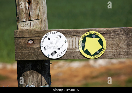 Cerne Talweg und Dorset County Council öffentlichen Fußweg Zeichen auf Fechten Stockfoto