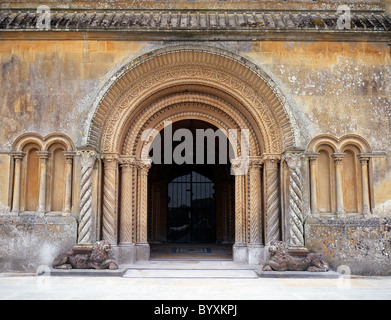 Das Eingangsportal der St Mary und St.-Nikolaus-Kirche in Wilton, Wiltshire, England. Stockfoto