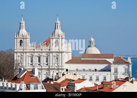 Kloster São Vicente de Fora, und die Kuppel des nationalen Panteon (Santa Engrácia Kirche). Lissabon, Portugal Stockfoto