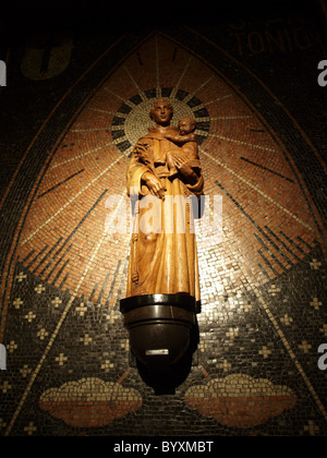 Saint Anthony Bild auf modernistischen Kirche der Madonna von Fatima in Lissabon Stockfoto