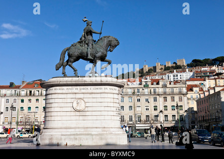 Figueira Platz im Stadtteil Baixa in Lissabon, Portugal. König Dom Joao ich Statue mit dem Sao Jorge Castle auf Hügel. Stockfoto