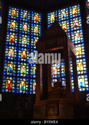 Satained Glas von Almada Negreiros und Hauptaltar der modernistischen Kirche der Madonna von Fatima in Lissabon Stockfoto