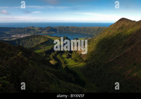 Atemberaubender Panoramablick auf das Sete Cidades-Tal und die Kraterseen auf der Insel São Miguel, Azoren, vom Wanderweg aus gesehen. Stockfoto
