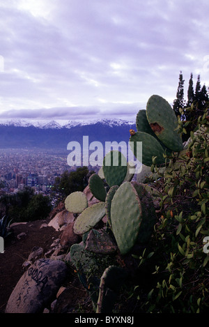 Panorama der Stadt von oben auf Cerro San Cristobal (Parque Metropolitano) bei Sonnenaufgang mit fernen Anden Berge-Santiag Stockfoto