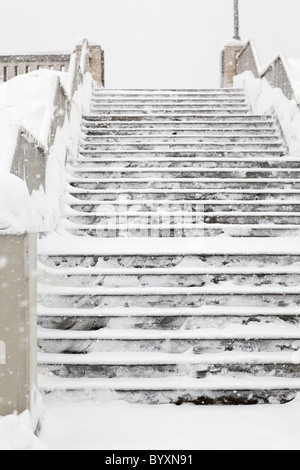 Betontreppen in Schnee bedeckt, Winnipeg, Manitoba, Kanada. Stockfoto