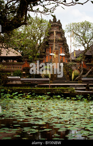 Es gibt viele Hindu-Tempel in Ubud, Bali, aber eines der schönsten ist Pura Taman Kemuda Saraswati direkt hinter Cafe Lotus. Stockfoto