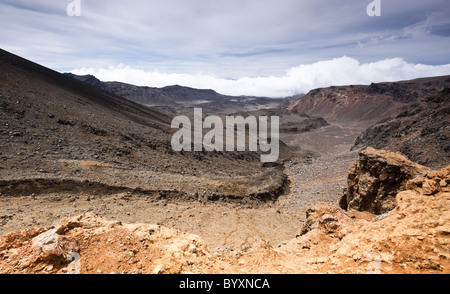 Anzeigen von Osten aus dem Sattel des Mt. Ngauruhoe und Mount Tongariro, im Tongariro-Nationalpark, New Zealand Stockfoto