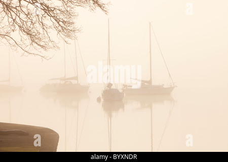 Lake Windermere an einem nebligen Wintern Morgen, Lake District, Großbritannien. Stockfoto