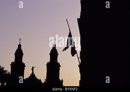 Fassade der Kathedrale Metropolitano auf der Plaza de Armas in der Dämmerung - Santiago, Chile. Stockfoto