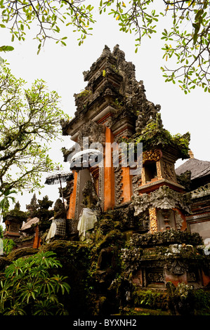 Es gibt viele Hindu-Tempel in Ubud, Bali, aber eines der schönsten ist Pura Taman Kemuda Saraswati direkt hinter Cafe Lotus. Stockfoto