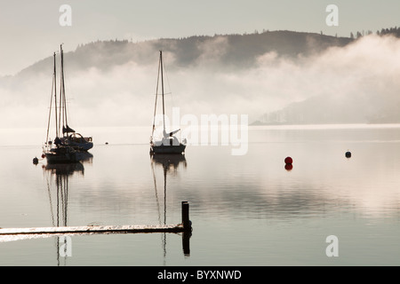 Waterhead in Ambleside am Lake Windermere, Lake District, UK, an einem nebligen Wintern Morgen, Stockfoto