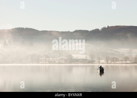 Char Fischer am Lake Windermere an einem nebligen Wintern Morgen, Lake District, Großbritannien. Stockfoto