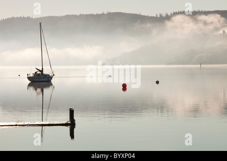 Waterhead in Ambleside am Lake Windermere, Lake District, UK, an einem nebligen Wintern Morgen, Stockfoto