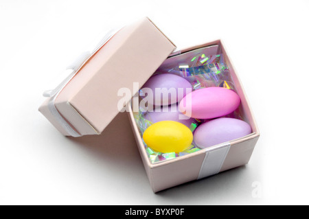 kleine Box mit Ostereiern im Inneren Stockfoto