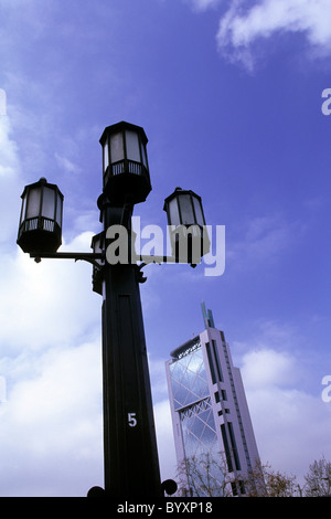 Moderne Gebäude und Wolkenkratzer von Dowtown Financial District in der Anden-Stadt Santiago-Chile. Stockfoto