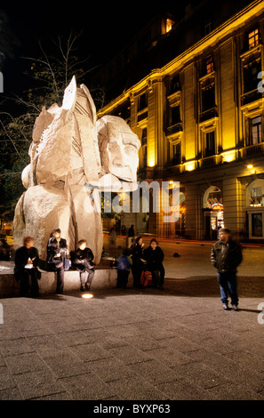 Moderne Statue beleuchtet in der Nacht in der Plaza de Armas-Santiago, Chile. Stockfoto