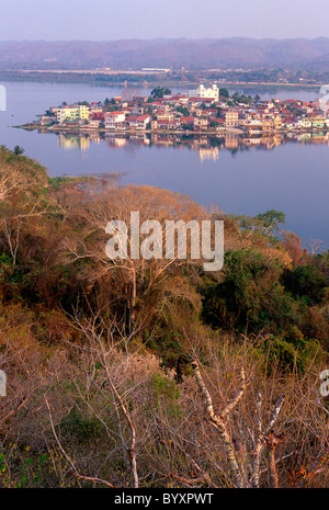 Touristische Stadt Flores in Abstand von oben auf der Insel am Lago de Peten Itza - El Petén, Guatemala gesehen. Stockfoto