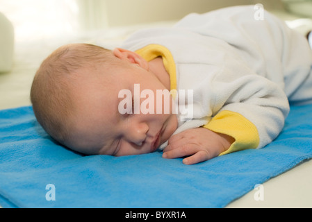 2 Monate alten Babyjungen schlafen. Übergeordnete Modell veröffentlicht Stockfoto
