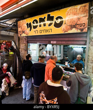 Ein berühmter Falafel Gelenk im pulsierenden Mahane Yehuda Markt in Jerusalem. Stockfoto