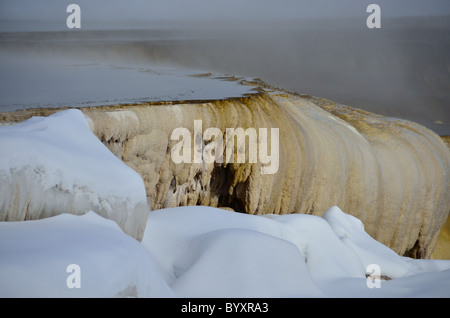 Dampf steigt aus Travertin-Pool. Mammoth Hot Springs, Yellowstone-Nationalpark, Wyoming, USA. Stockfoto