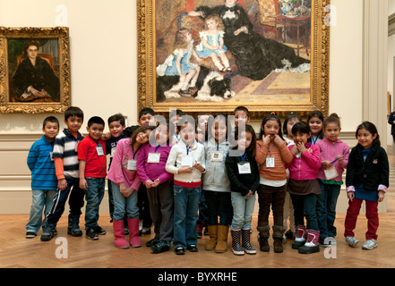 Metropolitan Museum of Art, New York City, öffentliche Grundschulkinder während einer Exkursion posiert neben einem Auguste Renoi Stockfoto