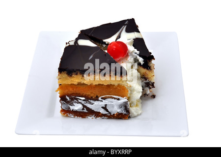 Zwei Scheiben Smoking Kuchen isoliert auf weißem Hintergrund mit Beschneidungspfad. Stockfoto