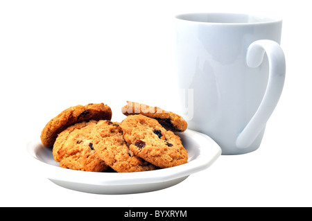 Haferflocken-Cookies mit Rosinen auf Teller mit Kaffeetasse.  Isoliert auf weißem Hintergrund mit Beschneidungspfad. Stockfoto