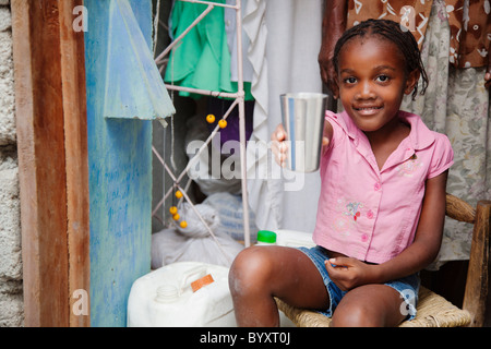 ein Mädchen hält eine Tasse; Pierre Payen, haiti Stockfoto