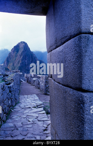 Huayna Picchu erhebt sich über dem Gebäude der Wohnungsbau auf der UNESCO-World Heritage Inka-Ruinen von Machu Picchu-Peru Stockfoto