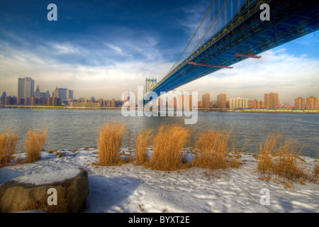 Blick nach Westen in Richtung Manhattan über den East River in der Nähe von der Manhattan Bridge an einem verschneiten Morgen Stockfoto