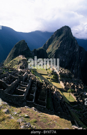 Huayna Picchu erhebt sich über der Central Plaza und den Gebäuden der UNESCO World Heritage Inka-Ruinen von Machu Picchu-Peru Stockfoto