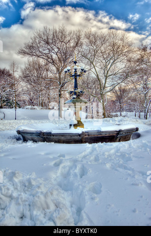 Cherry Hill Brunnen im Central Park am Nachmittag nach einem Schneesturm Stockfoto