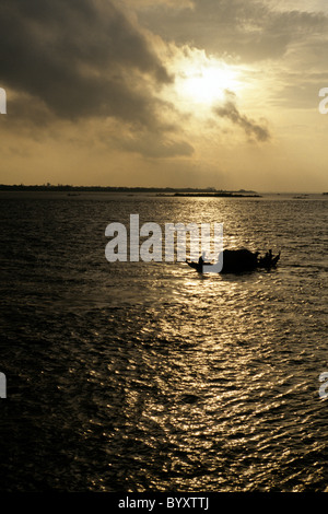 Sonnenuntergang über den Tonle Sap-Fluss an der Uferpromenade der Stadt Phnom Penh, Kambodscha. Stockfoto