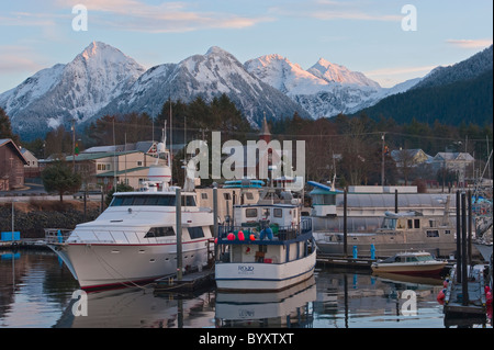 Halbmond Hafen und Schnee begrenzt Berge bei einer Winter-Sonnenaufgang in Sitka, Alaska. Stockfoto