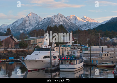 Halbmond Hafen und Schnee begrenzt Berge bei einer Winter-Sonnenaufgang in Sitka, Alaska. Stockfoto