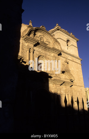 La Compania Kirche an der Plaza de Armas beleuchtet in der Nacht, in der kolonialen Stadt Arequipa, Peru Stockfoto