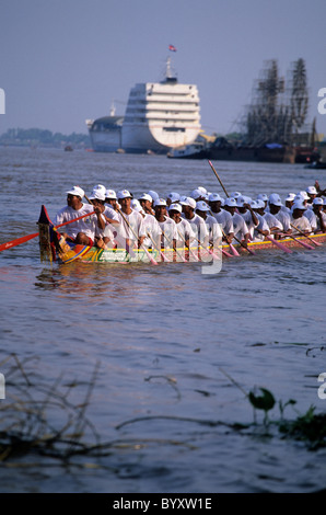 Longboat-Rennfahrer auf dem Tonle Sap Fluss während der Wasser-Festival (Bonn Om Tuk) feiern - Phnom Penh, Kambodscha. Stockfoto