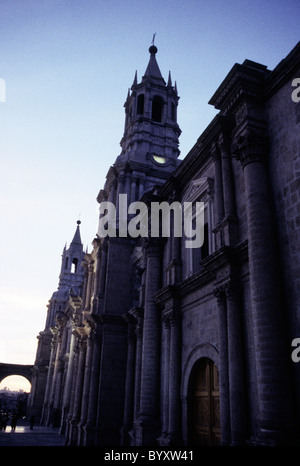 Kathedrale an der Plaza de Armas Silhouette bei Sonnenuntergang in der kolonialen Stadt Arequipa, Peru.  Religiöse Architektur Peru.  Kirche-Peru Stockfoto