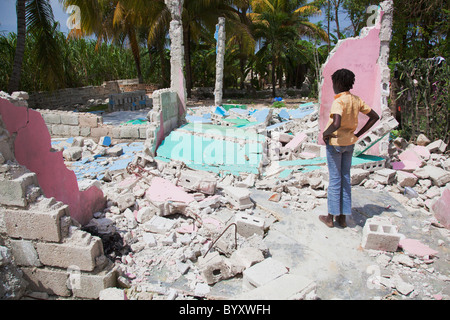 auf der Suche auf mit Trauer an, was einmal ein Haus war; Port-au-Prince, haiti Stockfoto