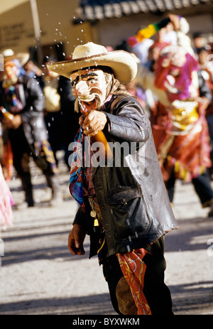 Majeno (betrunkenen Eroberer) Tänzerin bei der Fiesta Pentecostes in Inka Dorf Ollantaytambo-Sacred Valley, Peru. Stockfoto